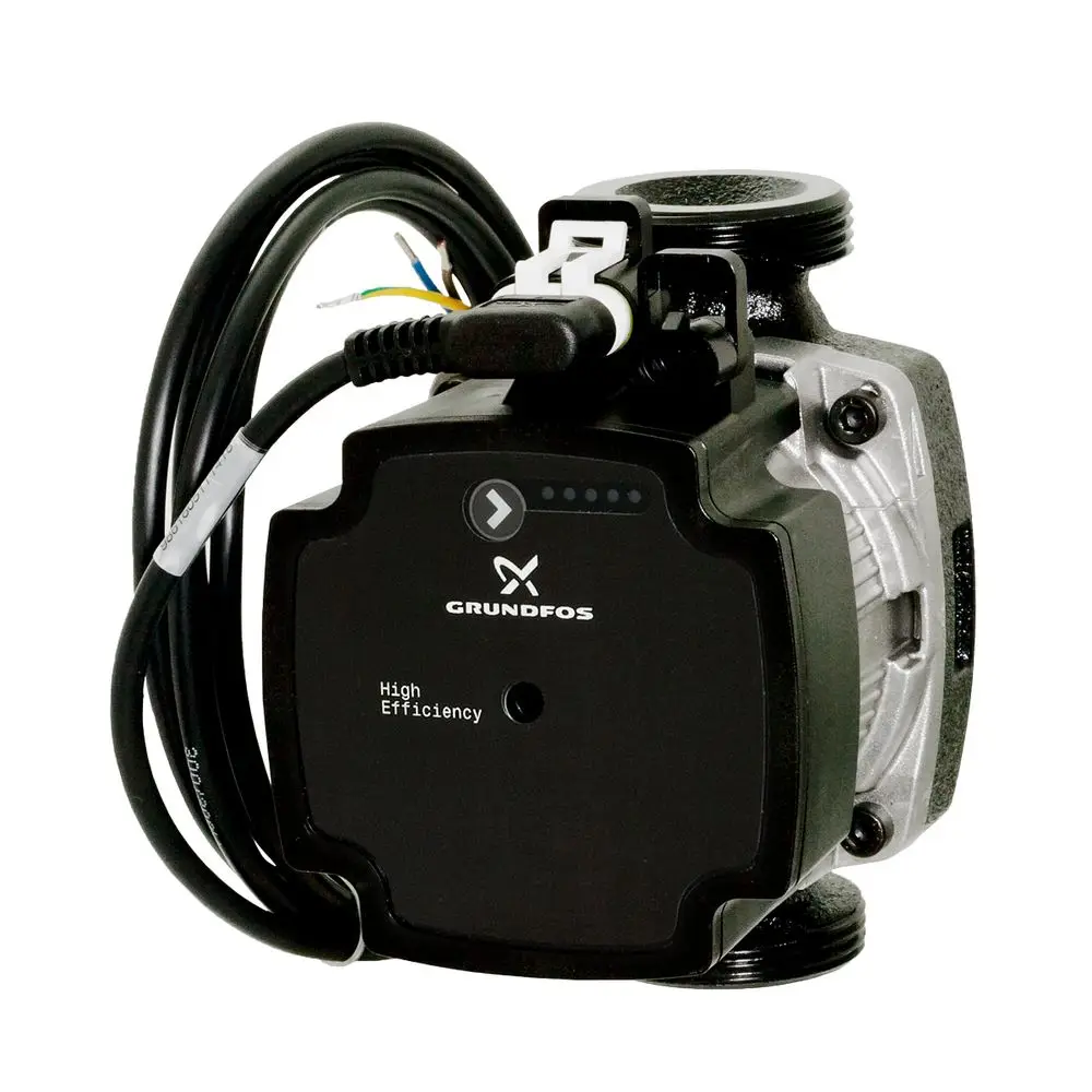 Schwarze Pumpe mit angeschlossenem Kabel und Stecker. Das Produkt weist eine quadratische Form auf und ist für verschiedene Anwendungen von ESBE geeignet.